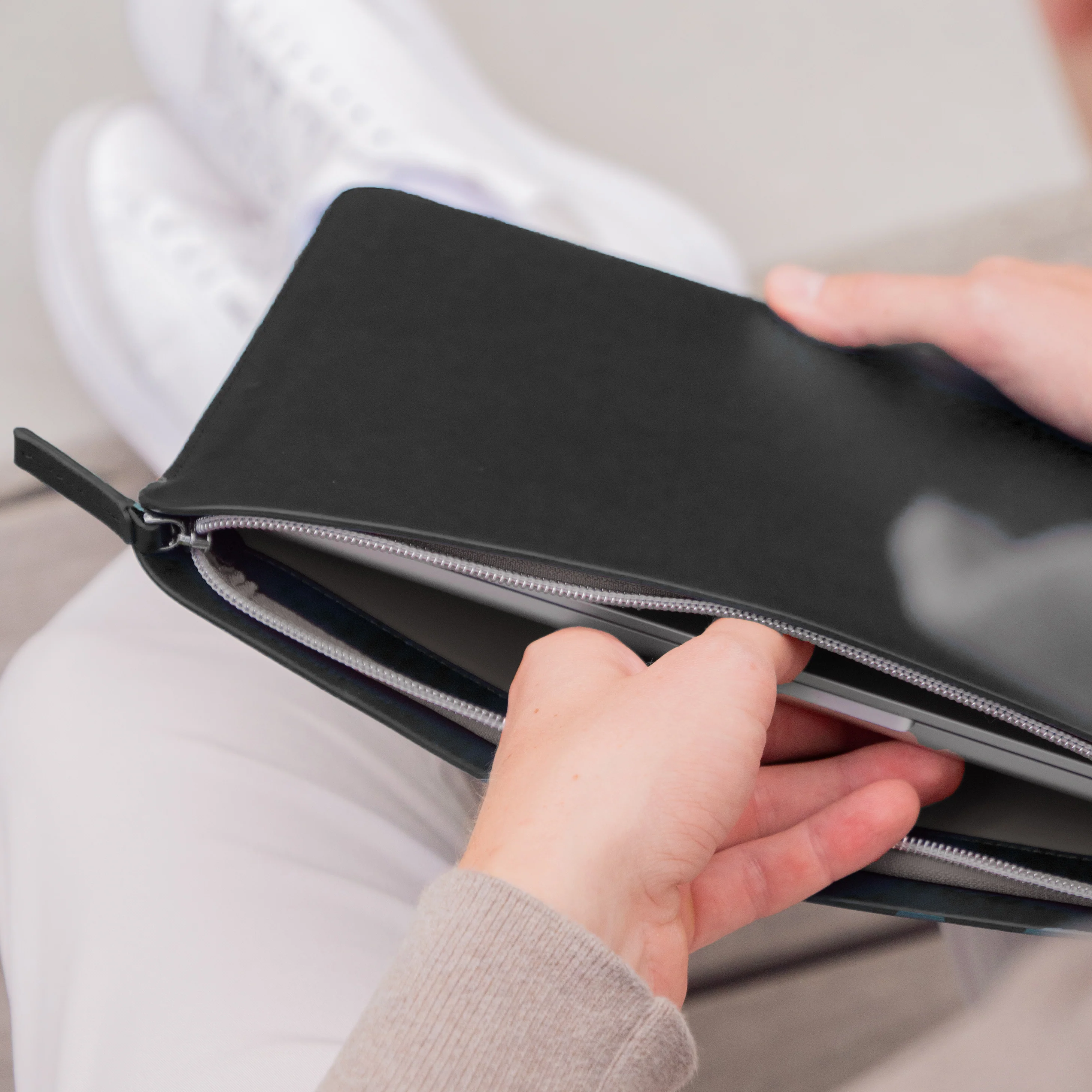 Luxury Nappa Leather iPad Air 11" sleeve with zip - Black - Image 9