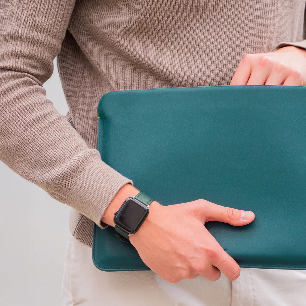 Luxury Nappa Leather iPad Pro 11" sleeve with zip - Avocado Green - Image 7