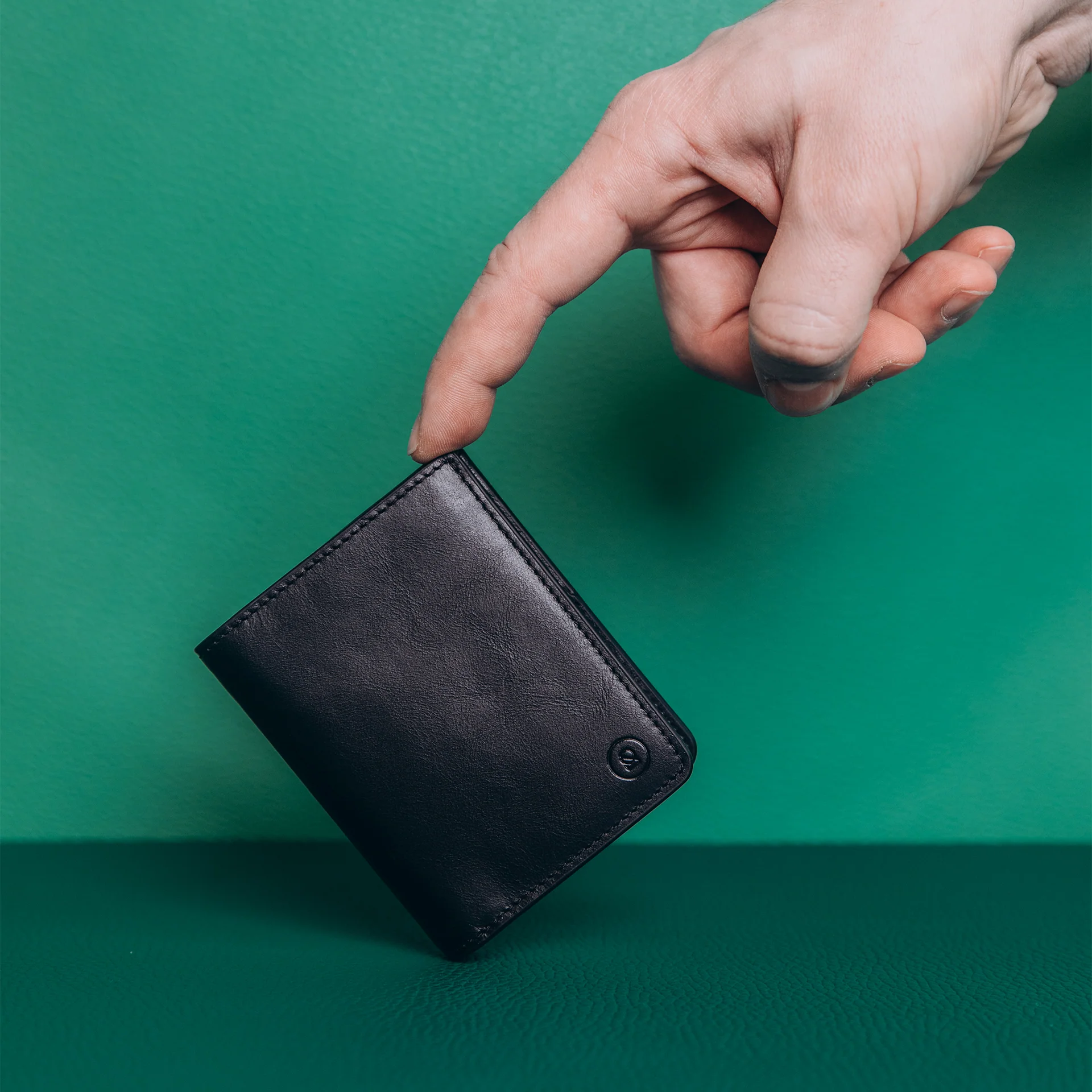 Super Slim Bi-fold wallet - Black - Image 7