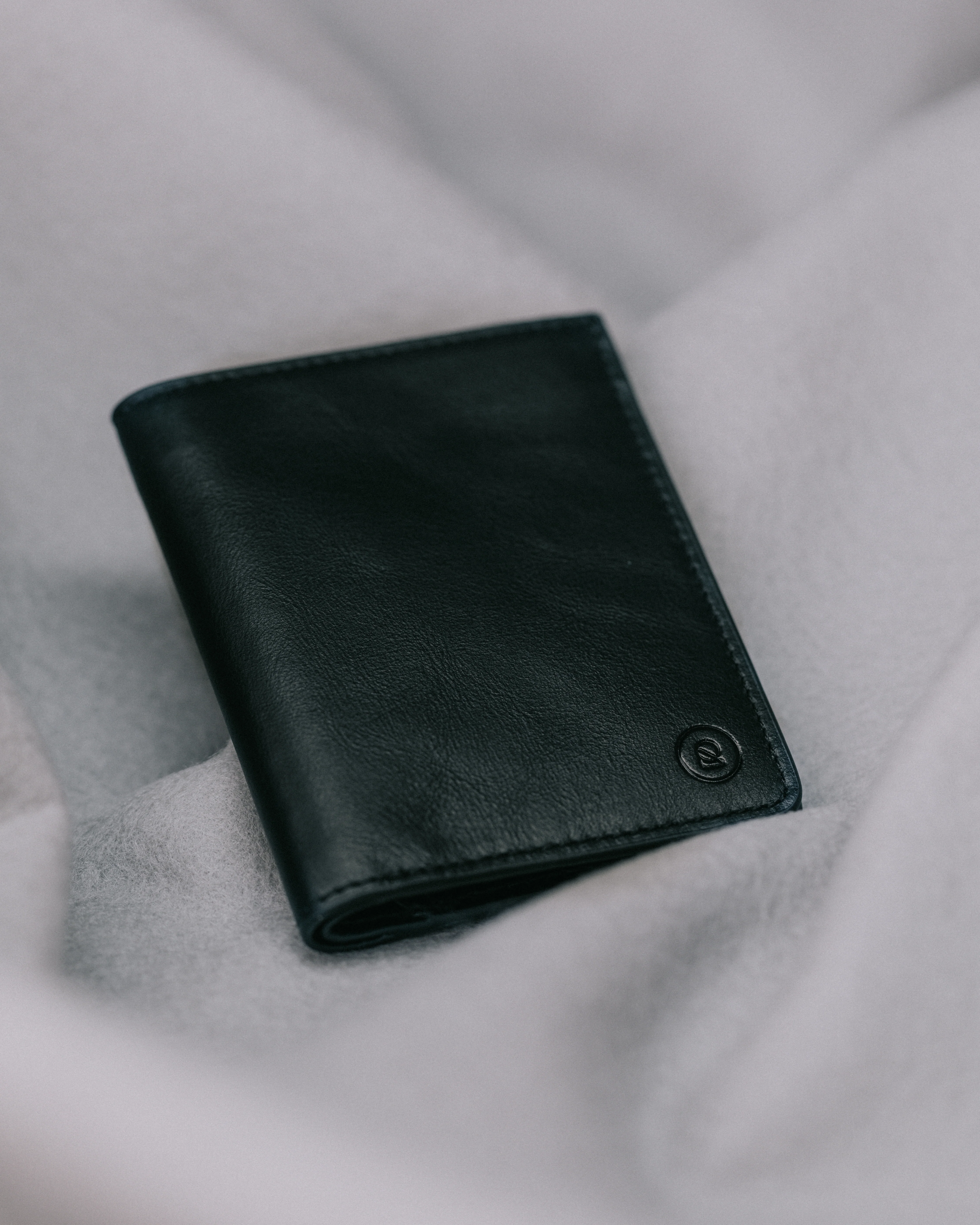 Super Slim Bi-fold wallet - Black - Image 9